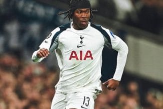 Știri de azi | Unul dintre colegii lui Radu Drăguşin la Tottenham a fost ameninţat cu o armă de foc de către un agent / Mesajul clubului - Știri de azi | 