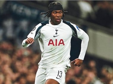 Știri de azi | Unul dintre colegii lui Radu Drăguşin la Tottenham a fost ameninţat cu o armă de foc de către un agent / Mesajul clubului - Știri de azi | 