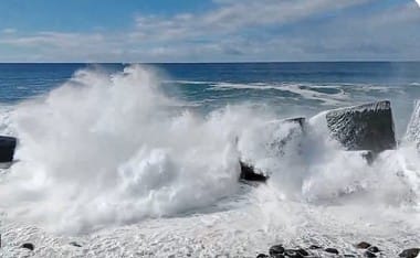 valuri-mari-tenerife-capturajpg - Știri de azi Știri de azi | Trei morţi în Tenerife, care este în alertă din cauza valurilor puternice – VIDEO - Știri de azi |