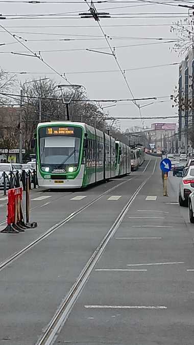 whatsapp-image-2025-02-12-at-09-57-56-1jpg - Știri de azi Știri de azi | Grav accident în Bucureşti – Un camion a acroşat un fir de la reţeaua electrică de contact a tramvaielor / În cădere, cablul a lovit o femeie aflată pe trotuar / Linii de transport blocate - Știri de azi |