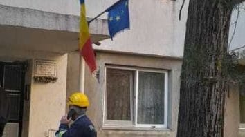 Știri de azi | Explozie neurmată de incendiu într-un bloc din Râmnicu Sărat / Cel mai probabil a fost provocată de acumulări de gaz / Aproximativ 50 de persoane s-au autoevacuat - Știri de azi | 