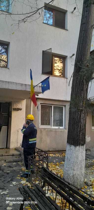 Știri de azi | Explozie neurmată de incendiu într-un bloc din Râmnicu Sărat / Cel mai probabil a fost provocată de acumulări de gaz / Aproximativ 50 de persoane s-au autoevacuat - Știri de azi | 