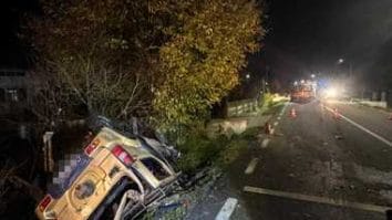 Știri de azi | Maramureş: Accident rutier urmat de un incendiu/ Un om a murit, altul e resuscitat, iar un al treilea este rănit/ În urma accidentului o ţeavă de gaz a fost fisurată - Știri de azi | 