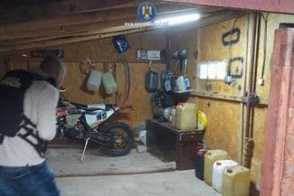 Știri de azi | Arad: Zece şoferi ai unei firme de transport combustibil, reţinuţi pentru furt calificat / Ar fi sustras benzină şi motorină dintr-un depozit, pe care le videau pe drum către punctele de desfacere - Știri de azi | 