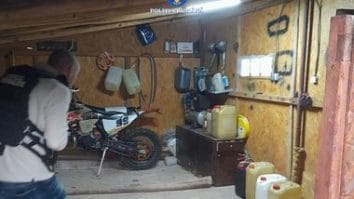 Știri de azi | Arad: Zece şoferi ai unei firme de transport combustibil, reţinuţi pentru furt calificat / Ar fi sustras benzină şi motorină dintr-un depozit, pe care le videau pe drum către punctele de desfacere - Știri de azi | 