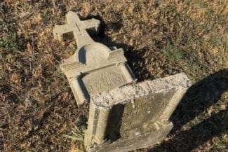 Știri de azi | Profanare de morminte în judeţul Arad – 8 monumente funerare au fost distruse / Au fost identificaţi 4 minori, trei dintre ei au fost reţinuţi – FOTO - Știri de azi | 