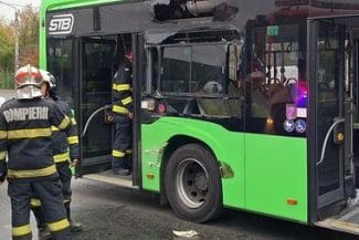 Știri de azi | UPDATE – Grav accident de circulaţie în Bucureşti – Sunt implicate un tramvai şi un autobuz / Mai multe persoane au fost rănite / Tramvaiele liniei 41 sunt blocate / Anchetă internă la STB – FOTO / VIDEO - Știri de azi | 