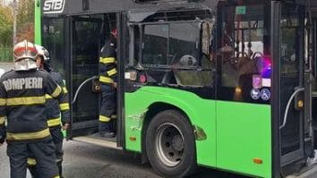 Știri de azi | UPDATE – Grav accident de circulaţie în Bucureşti – Sunt implicate un tramvai şi un autobuz / Mai multe persoane au fost rănite / Tramvaiele liniei 41 sunt blocate / Anchetă internă la STB – FOTO / VIDEO - Știri de azi | 