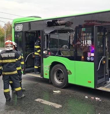 Știri de azi | UPDATE – Grav accident de circulaţie în Bucureşti – Sunt implicate un tramvai şi un autobuz / Mai multe persoane au fost rănite / Tramvaiele liniei 41 sunt blocate / Anchetă internă la STB – FOTO / VIDEO - Știri de azi | 