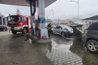 Știri de azi | Accident într-o benzinărie din judeţul Bistriţa-Năsăud / 1.000 de litri de motorină au curs dintr-un bazin aflat în remorca unei maşini – FOTO - Știri de azi | 