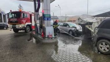 Știri de azi | Accident într-o benzinărie din judeţul Bistriţa-Năsăud / 1.000 de litri de motorină au curs dintr-un bazin aflat în remorca unei maşini – FOTO - Știri de azi | 