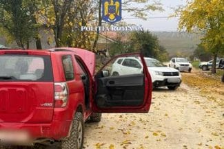 Știri de azi | Constanţa: Poliţiştii au tras patru focuri de armă pentru a prinde un şofer care nu a oprit la semnal / Bărbatul nu avea permis de conducere, iar maşina nu era înmatriculată / El şi-ar fi dus zilnic copilul la şcoală cu autoturismul - Știri de azi | 