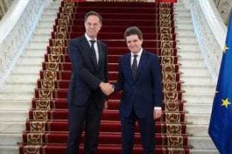 Știri de azi | Secretarul General al NATO, Mark Rutte, a ajuns în România. Este prima sa vizită în ţara noastră / Întâlniri cu preşedintele Nicuşor Dan, cu premierul Ilie Bolojan şi preşedinţii Parlamentului şi participarea la NATO-Industry Forum 2025, pe agendă – VIDEO - Știri de azi | 