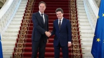 Știri de azi | Secretarul General al NATO, Mark Rutte, a ajuns în România. Este prima sa vizită în ţara noastră / Întâlniri cu preşedintele Nicuşor Dan, cu premierul Ilie Bolojan şi preşedinţii Parlamentului şi participarea la NATO-Industry Forum 2025, pe agendă – VIDEO - Știri de azi | 