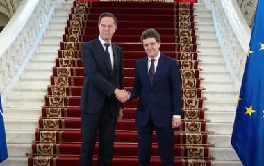 Știri de azi | Secretarul General al NATO, Mark Rutte, a ajuns în România. Este prima sa vizită în ţara noastră / Întâlniri cu preşedintele Nicuşor Dan, cu premierul Ilie Bolojan şi preşedinţii Parlamentului şi participarea la NATO-Industry Forum 2025, pe agendă – VIDEO - Știri de azi | 