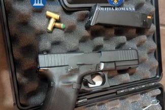Știri de azi | Operaţiunea JUPITER – Constanţa: Percheziţii la locuinţele a doi bărbaţi acuzaţi că au introdus ilegal arme în ţară / Poliţiştii au găsit un pistol neletal, două arme tip revolver şi multă muniţie – FOTO - Știri de azi | 