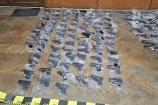 whatsapp-image-2025-11-07-at-10-10-57jpg - Știri de azi Știri de azi | Cetăţean turc care transporta 131 de pistoale letale, oprit la Calafat / Pistoalele, alături de încărcătoare, dar şi ţigări de contrabandă şi tutun mărunţit erau ascunse între paleţii cu profile din aluminiu pe care le transporta oficial - Știri de azi |