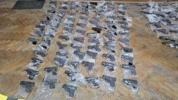 Știri de azi | Cetăţean turc care transporta 131 de pistoale letale, oprit la Calafat / Pistoalele, alături de încărcătoare, dar şi ţigări de contrabandă şi tutun mărunţit erau ascunse între paleţii cu profile din aluminiu pe care le transporta oficial - Știri de azi | 