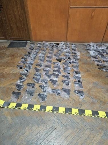 Știri de azi | Cetăţean turc care transporta 131 de pistoale letale, oprit la Calafat / Pistoalele, alături de încărcătoare, dar şi ţigări de contrabandă şi tutun mărunţit erau ascunse între paleţii cu profile din aluminiu pe care le transporta oficial - Știri de azi | 