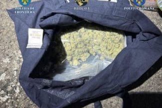 Știri de azi | Satu-Mare – Tânăr de 20 ani prins în flagrant delict cu canabis ascuns printre alimente şi cu cocaină în şosete - Știri de azi | 