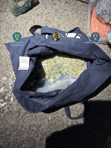 Știri de azi | Satu-Mare – Tânăr de 20 ani prins în flagrant delict cu canabis ascuns printre alimente şi cu cocaină în şosete - Știri de azi | 