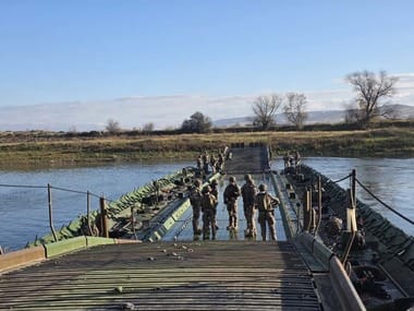 Știri de azi | Exerciţiu simultan de pregătire a armatelor NATO, în România. În judeţul Alba, militarii au realizat în timp record un pod plutitor peste Mureş, peste care poate trece aproape orice vehicul – FOTO, VIDEO - Știri de azi | 