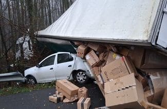 Știri de azi | Giurgiu – Un TIR care transporta colete a acroşat un autoturism, pe autostrada A 1, după care s-a răsturnat peste altul, staţionat pe banda de urgenţă. Două persoane au fost rănite uşor – FOTO - Știri de azi | 