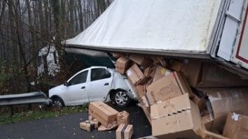 Știri de azi | Giurgiu – Un TIR care transporta colete a acroşat un autoturism, pe autostrada A 1, după care s-a răsturnat peste altul, staţionat pe banda de urgenţă. Două persoane au fost rănite uşor – FOTO - Știri de azi | 