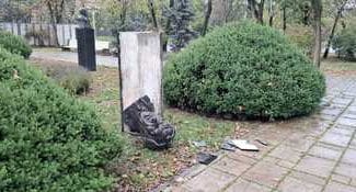 Știri de azi | Mai multe busturi din Parcul Central Scudier din Timişoara au fost vandalizate/ Poliţia a deschis dosar penal – FOTO - Știri de azi | 