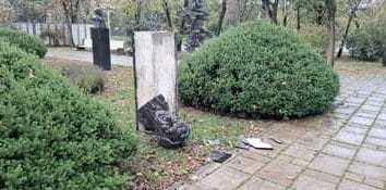 Știri de azi | Mai multe busturi din Parcul Central Scudier din Timişoara au fost vandalizate/ Poliţia a deschis dosar penal – FOTO - Știri de azi | 