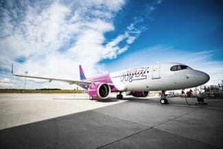 Știri de azi | Incident aviatic pe Aeroportul Băneasa, după aterizarea unui avion Wizz Air/ Flacără sub cabina aeronavei, în momentul cuplării grupului de alimentare electrică/ Comandantul a declanşat o ieşire de urgenţă cu tobogan/ Pasagerii, coborâţi în siguranţă - Știri de azi | 