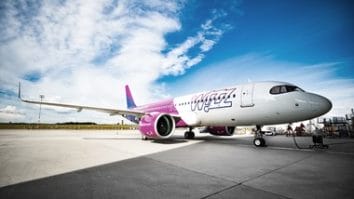 Știri de azi | Incident aviatic pe Aeroportul Băneasa, după aterizarea unui avion Wizz Air/ Flacără sub cabina aeronavei, în momentul cuplării grupului de alimentare electrică/ Comandantul a declanşat o ieşire de urgenţă cu tobogan/ Pasagerii, coborâţi în siguranţă - Știri de azi | 
